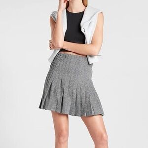 NWT Express High Waisted Herringbone Pleated Skirt Size 4